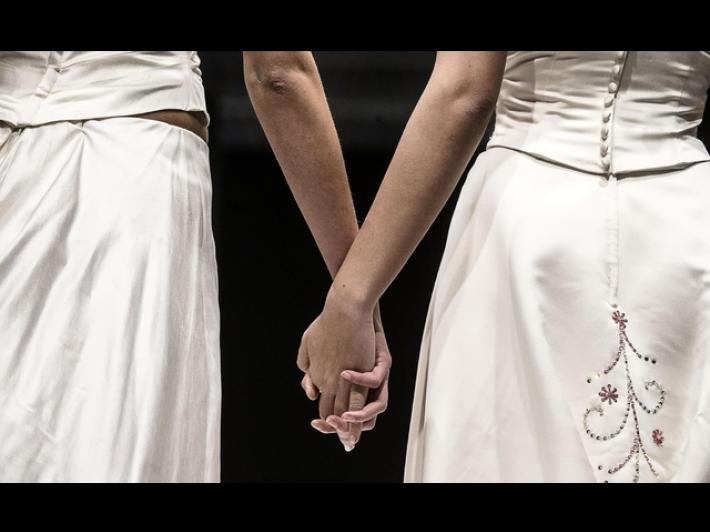 Sfilata d'abiti da sposa, lui sale sul palco e fa la proposta