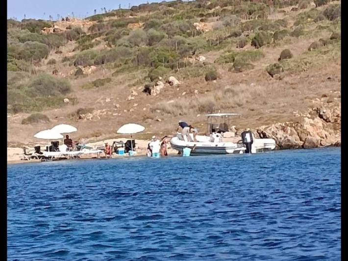 Sbarcano su isola protetta a Maddalena con tavoli e ombrelloni