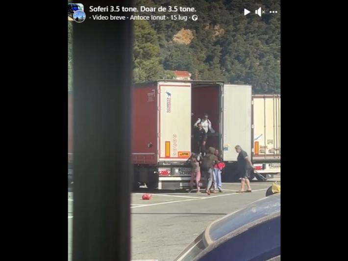 Camionista fa scendere migranti dal tir a frustate, video virale