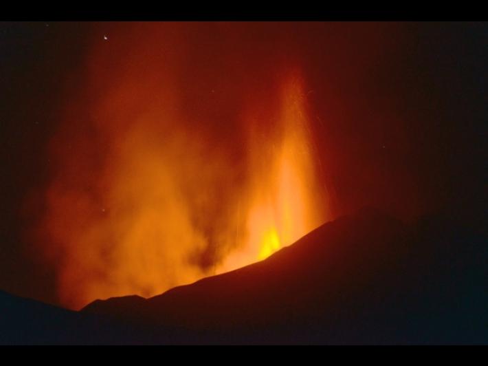 Etna: nuova fontana di lava dal Cratere Voragine