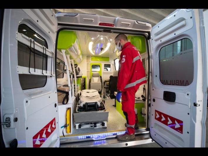 San Secondo, auto esce fuori strada nella notte sulla provinciale per Cremona: un ferito grave