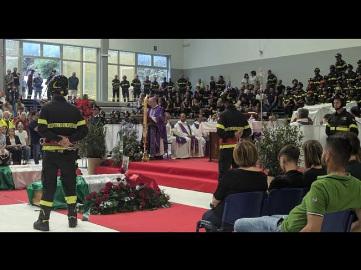 Un lungo applauso commosso per i due Vigili del fuoco morti