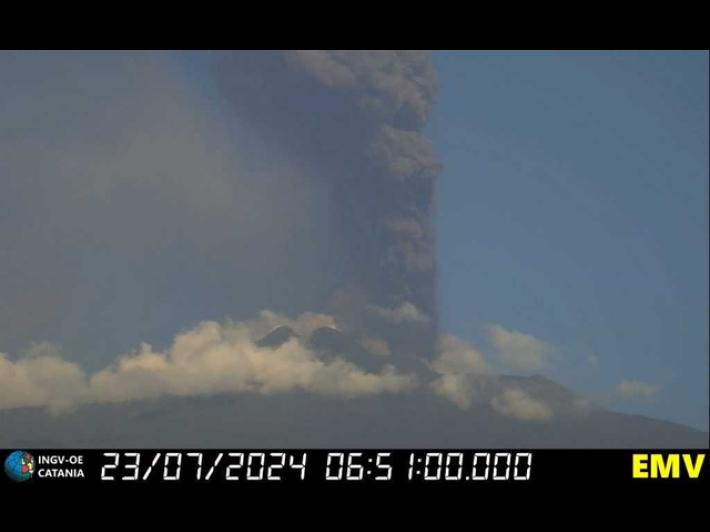Etna: altissima e intensa nube vulcanica da cratere Voragine