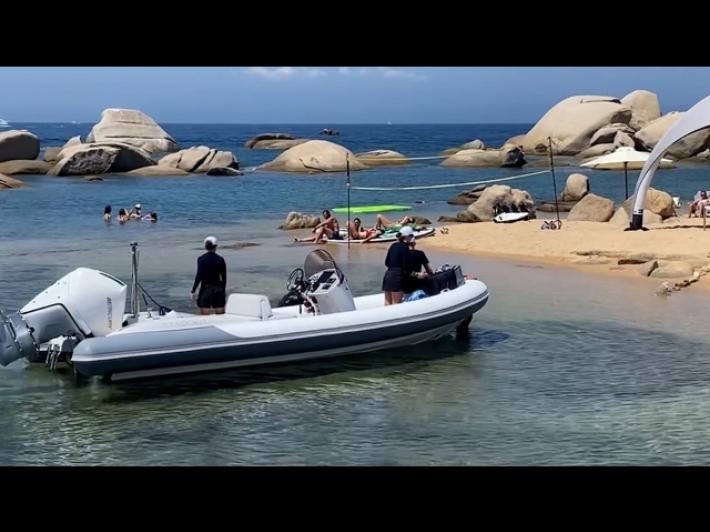 Barca affonda davanti Palau, salvate 12 persone, anche 4 bambini . E a Viareggio turista muore in mare 