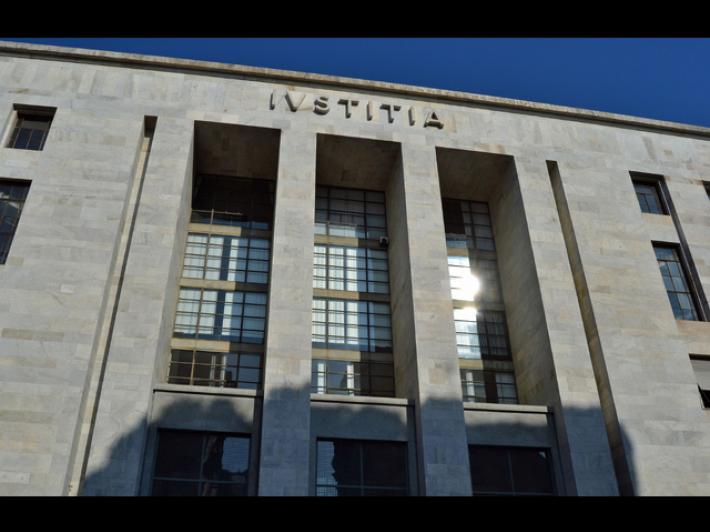 Donna cade dal quarto piano, si indaga per tentato omicidio