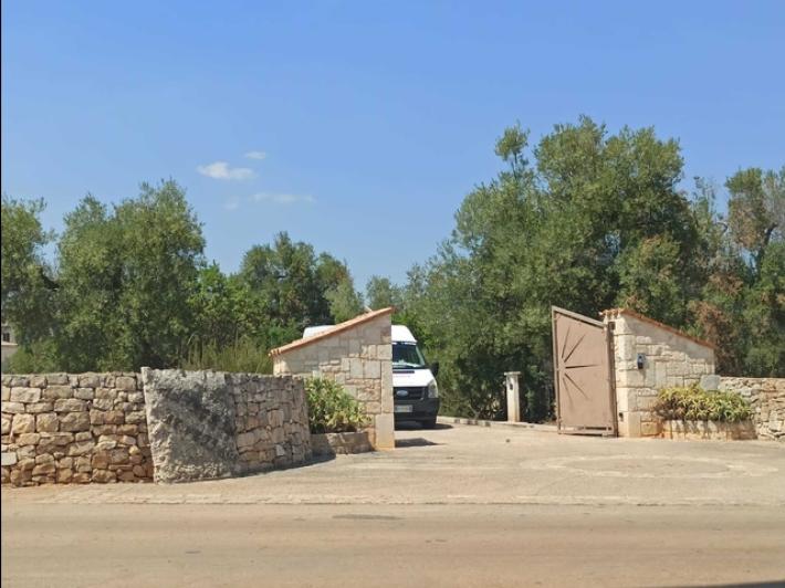 Vogliono entrare in masseria Meloni, '&egrave; per sicurezza nazionale'