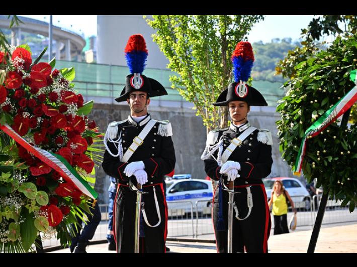 Ponte Morandi, rose bianche e rosse per vittime crollo