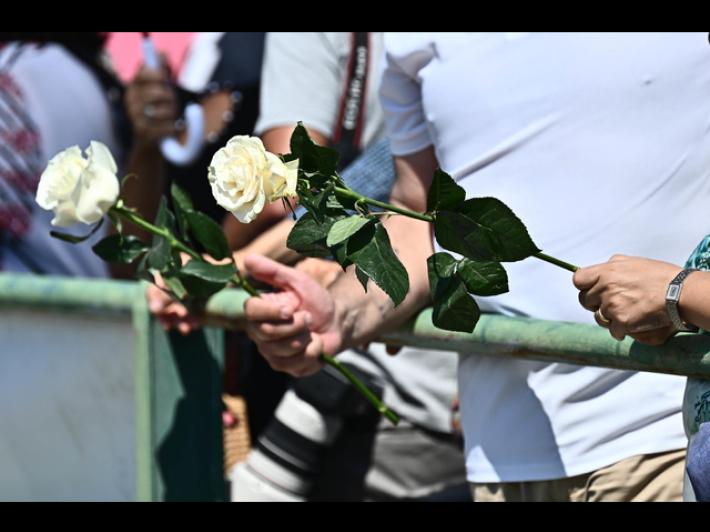 Ponte Morandi, alle 11:36 il silenzio, nel Polcevera 43 rose