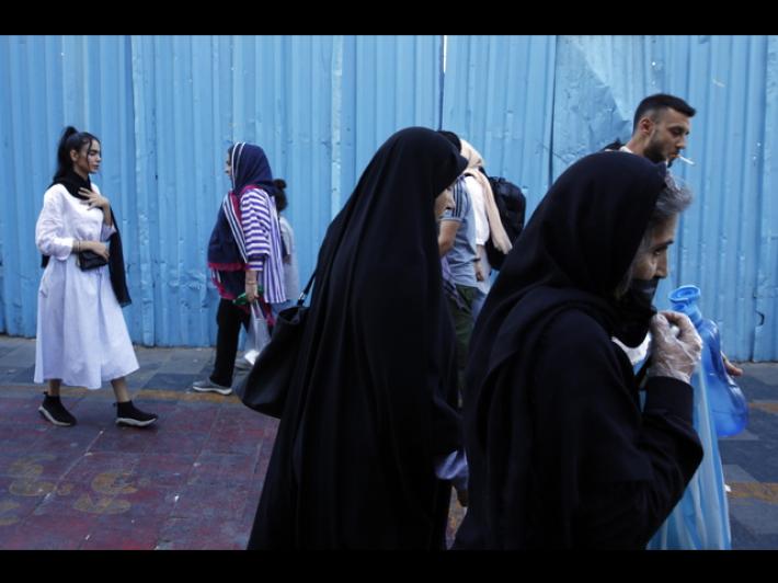 'Viola legge sul velo, polizia Iran spara e la paralizza'