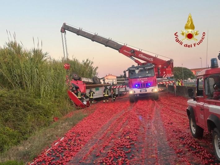 Tir si ribalta dopo scontro, Aurelia 'invasa' da carico pomodori