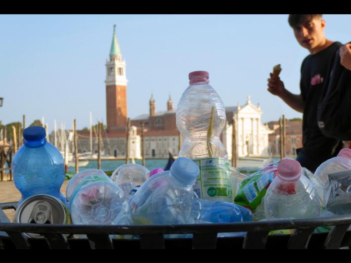 Venezia, overtourism fa traboccare cestini plastica