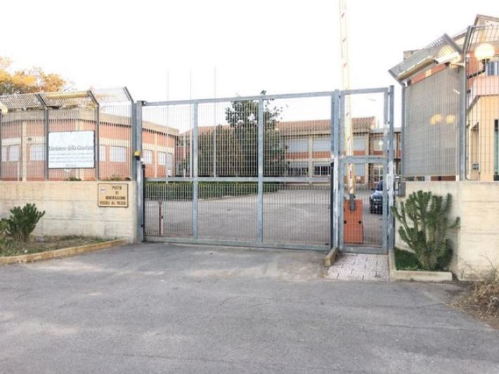 Armato di coltello migrante minaccia operatori del Cas