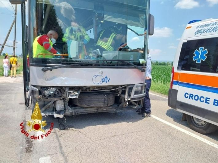 Autobus di linea esce di strada a Verona: muore una donna, 6 feriti all'ospedale