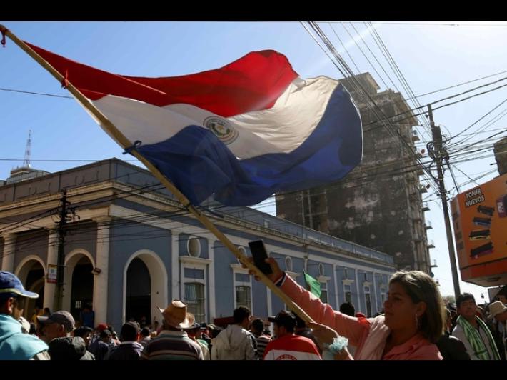 Il Paraguay vuole tornare alla bandiera di Stroessner
