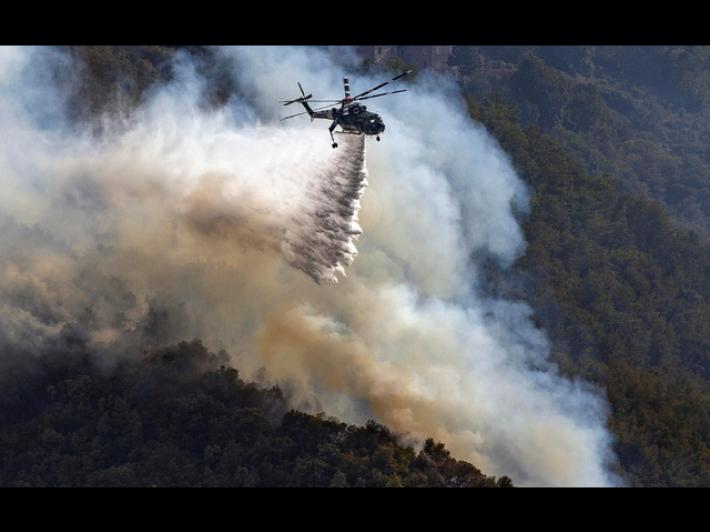 A fuoco area boschiva sul Pasubio, elicotteri in azione