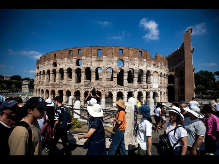 Turista 19enne incide le sue iniziali sul Colosseo, denunciato
