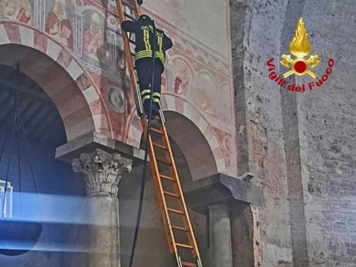 Un fulmine incendia una trave in una basilica di Pisa
