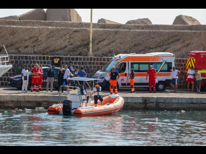 Barca affondata, la mamma che si &egrave; salvata: "Ho tenuto stretta a me la mia bimba". A bordo colleghi in viaggio-premio e equipaggio