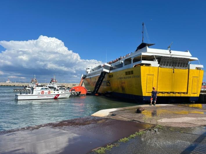 Traghetto in avaria si ferma in mare fra Piombino e Elba