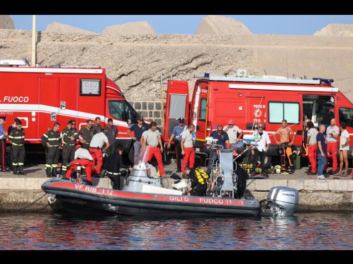 Yacht affondato: nuove immersioni dei sommozzatori per cercare i dispersi a 50 metri di profondit&agrave;. Niente falle albero integro, la deriva mobile era sollevata 