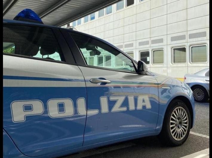 Tenta di strangolare il figlio 16enne: arrestato 46enne a Imola
