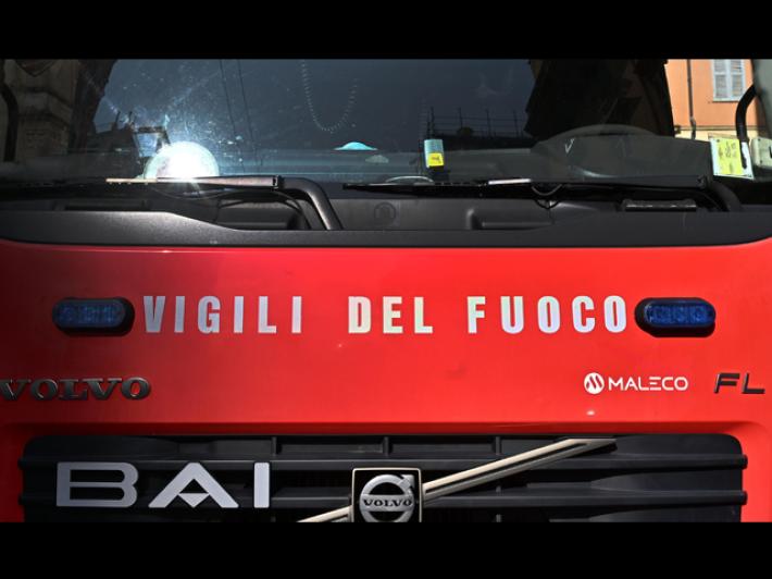 Schianto tra cinque mezzi pesanti, chiuso un tratto di A4