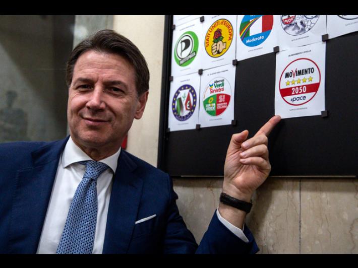 Nome, simbolo e limite mandati di M5s ai voti degli iscritti