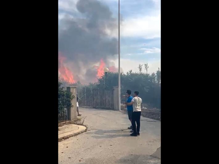 Incendio minaccia abitazioni a Favignana