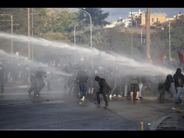 Scontri durante il corteo a Roma, idranti in azione 