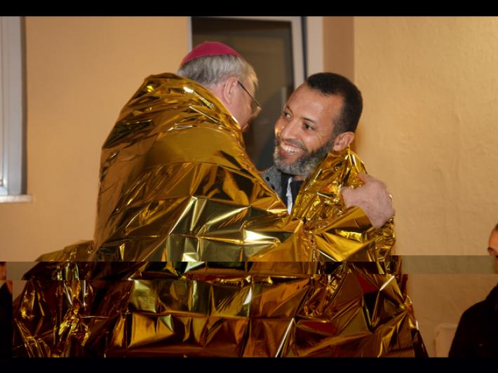 A Treviso vescovo e imam pregano per i migranti con telo termico