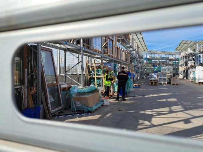 Schiacciato da un carico di finestre, muore operaio 25enne