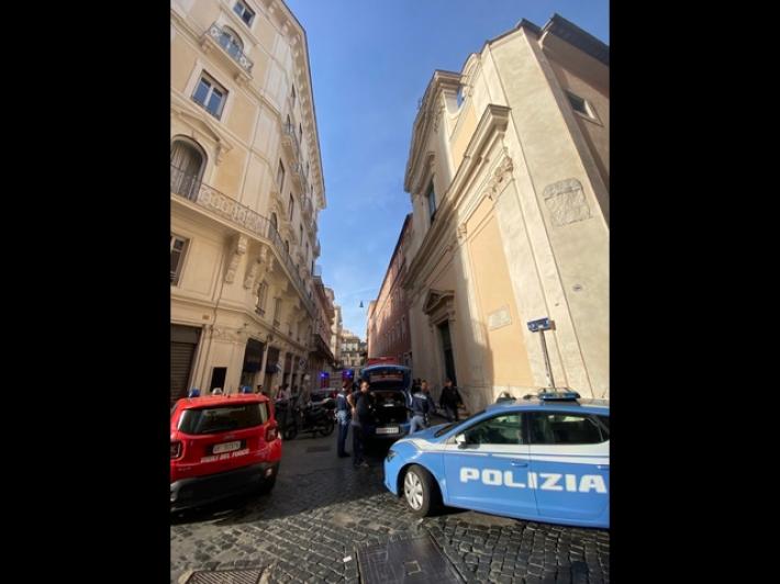 Cade ascensore in palazzo in centro a Roma, un morto