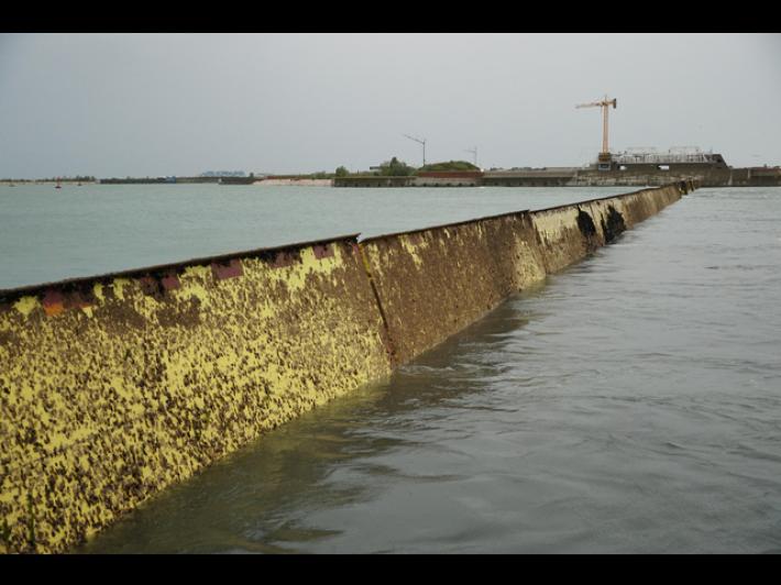 Acqua alta a Venezia, si alza il Mose