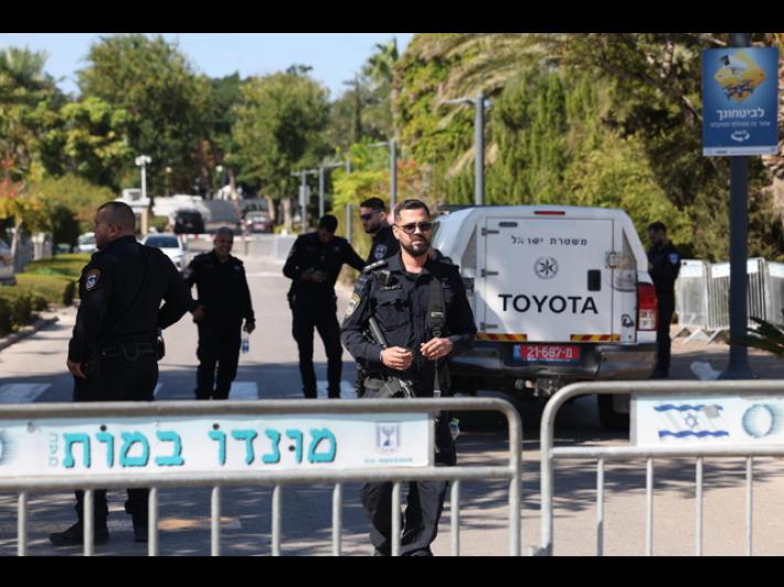 Razzi cadono nel cortile della casa di Netanyahu a Cesarea 