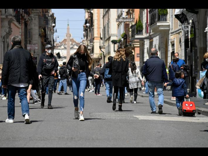 Cadono parti cornicione chiesa del centro a Roma,un ferito
