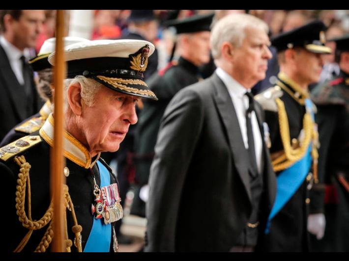 Re Carlo taglia l'appannaggio ad Andrea, nessun ripensamento