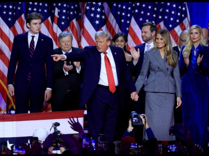 Primo look di Melania dopo la vittoria, tailleur grigio minimal