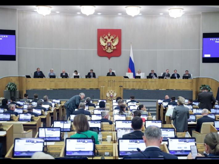 Mosca vieta le adozioni nei Paesi che consentono il cambio di sesso: la legge cita anche l'Italia 