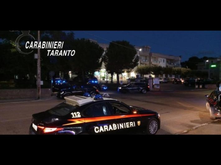 Donna trovata morta in un'auto nel Tarantino: si ipotizza un omicidio, carabinieri avvisati da una telefonata anonima