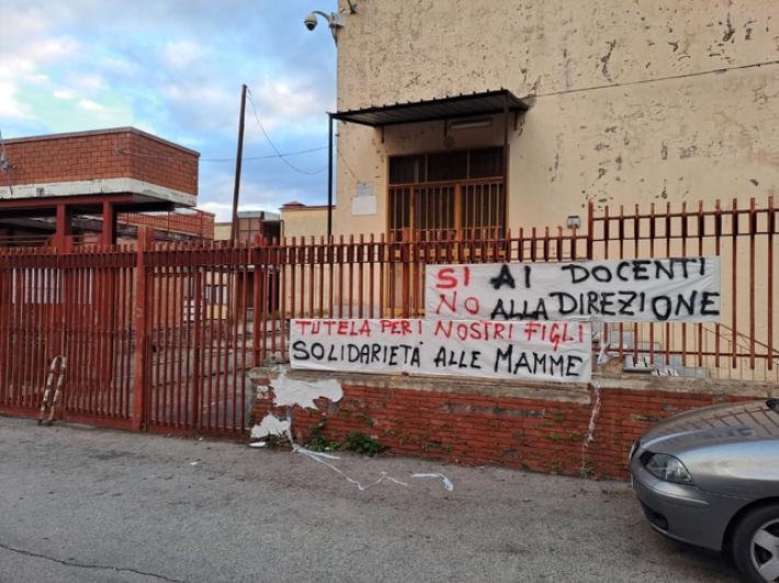 Prof aggredita in aula dai genitori, striscioni e rientro blindato per gli alunni a Castellammare