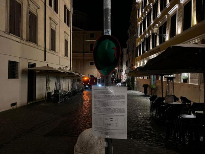 Colla e sticker sugli smart locker, la banda contro i b&b colpisce da Nord a Sud 