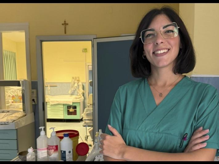 Giovane infermiera soccorre in strada passante colto da malore