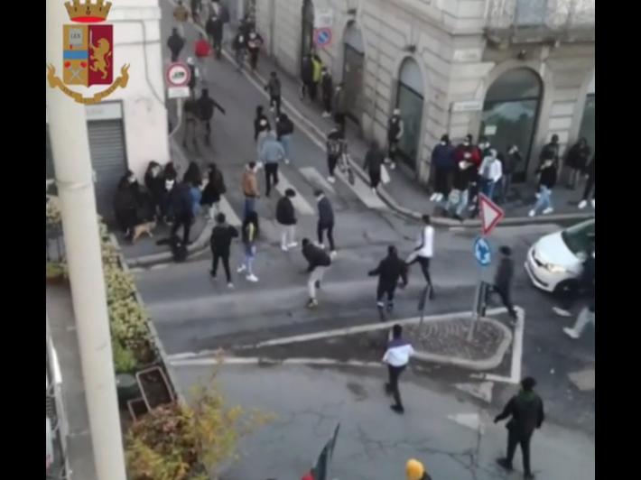 Rissa tra ragazzi in piazza a Varese, 4 feriti e 15 denunciati