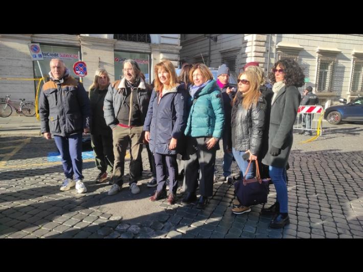 Sit-in preside e prof Virgilio a Roma, 'per riavere scuola'