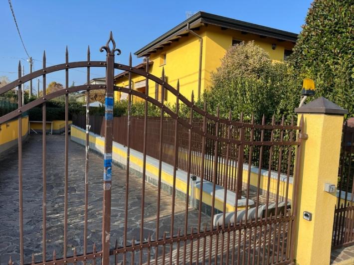 Vignale, l'ex fidanzato di Chiara Petrolini vuole fare il funerale dei bimbi sepolti nel giardino 