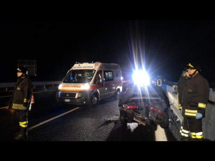 Esce dall'auto dopo incidente in autostrada, travolta e uccisa