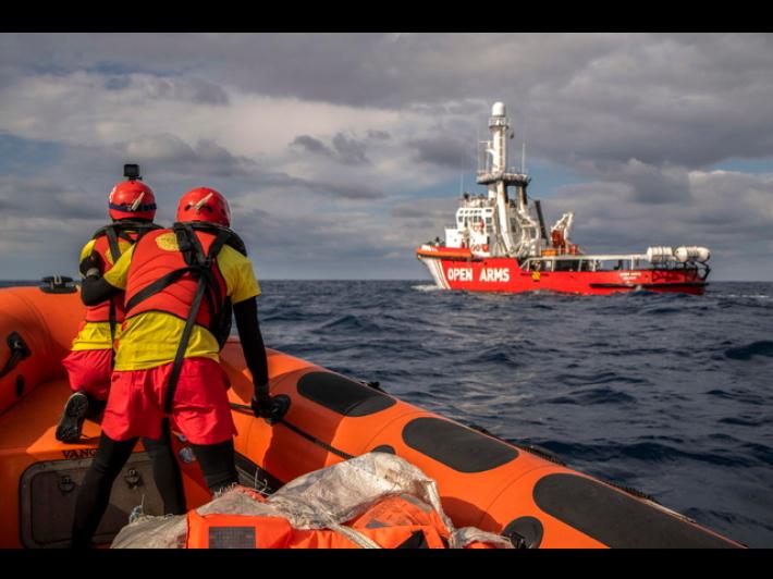 Open Arms mette i leader della destra in mare bel nuovo spot: "Salveremmo anche voi"