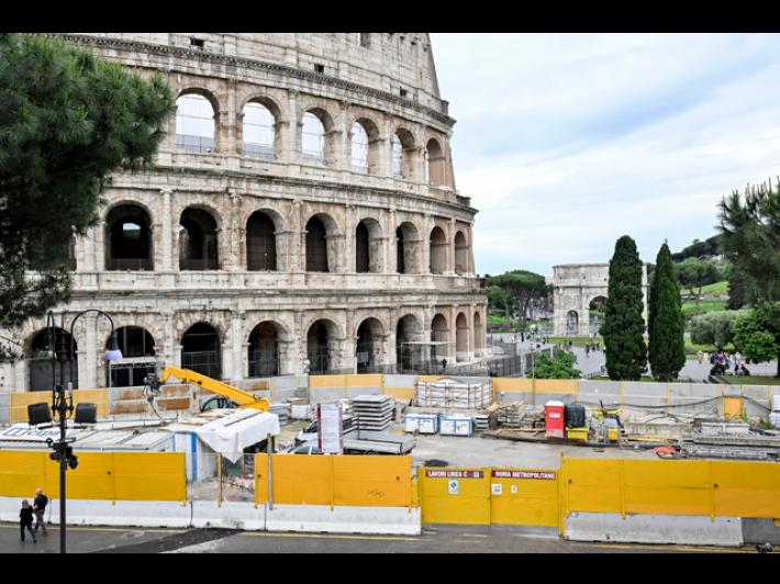 Tenta di scavalcare al Colosseo, turista resta infilzato