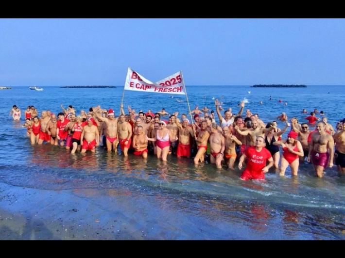 In centinaia ad Ischia per il primo tuffo in mare del 2025