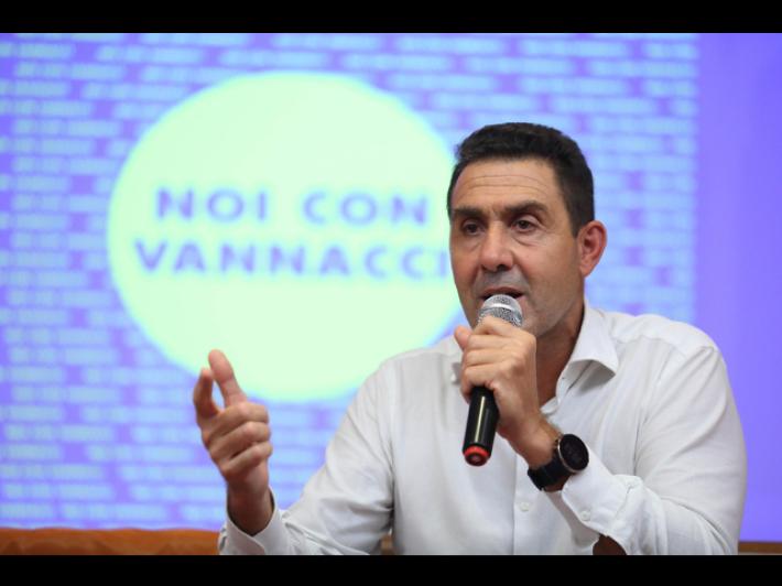 Vannacci al tuffo di Capodanno, in mare a Viareggio